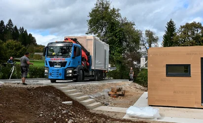 Kako potekata dostava in postavitev modularne hi&scaron;e Cubie?