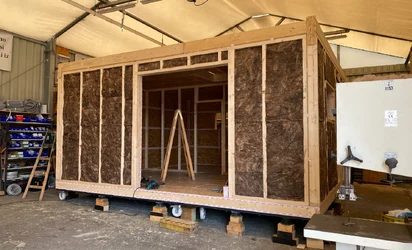 Modularne lesene hi&scaron;e &ndash; naravna pot do udobnega doma