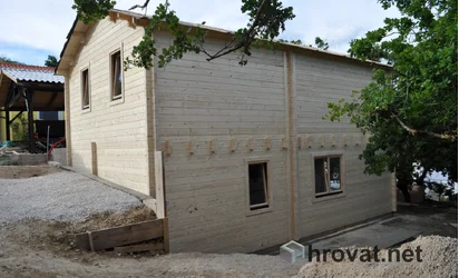 Brunarice 6x5, 50 m&sup2; ali po meri: Toplina lesa za popolno zatoči&scaron;če