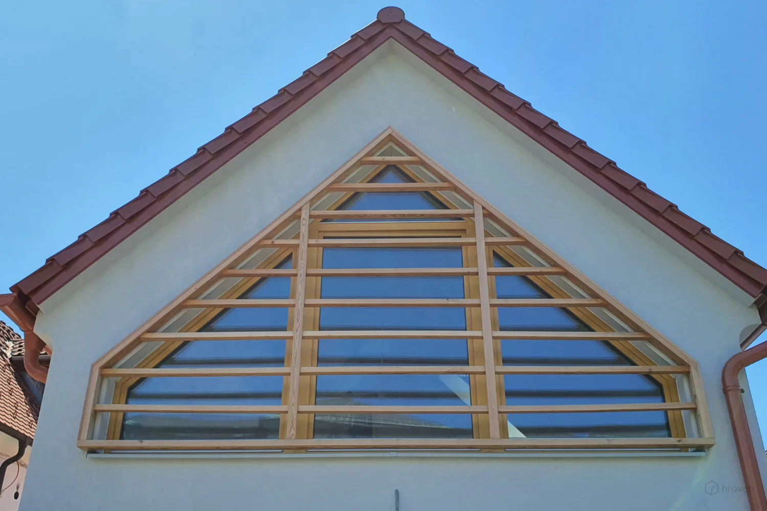 Text: Hölzerne Schiebeläden Hrovat