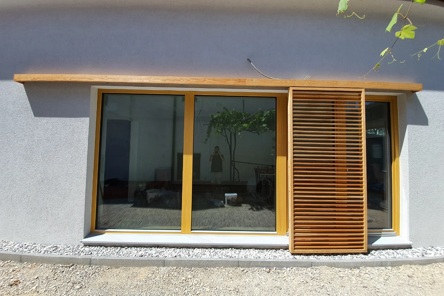 Text: Hölzerne Schiebeläden Hrovat