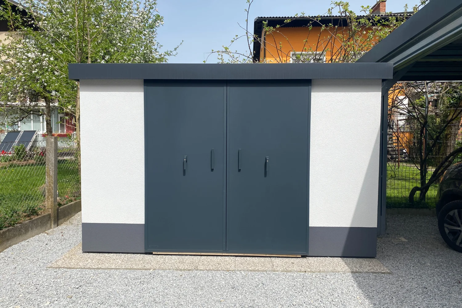 Haus mit Doppeltüren