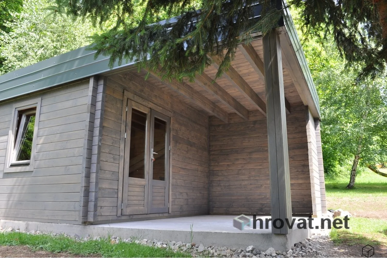 Brunarice 6x5, 50 m&sup2; ali po meri: Toplina lesa za popolno zatoči&scaron;če-6