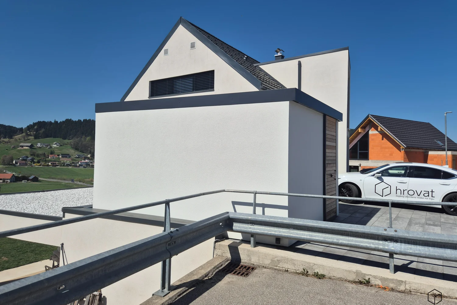Velika vrtna lopa na dvori&scaron;ču