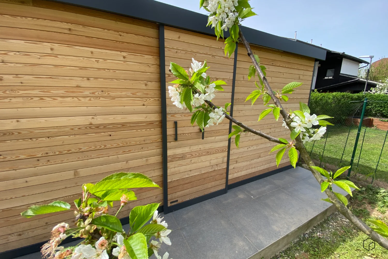 Gartenhaus auf dem Rasen