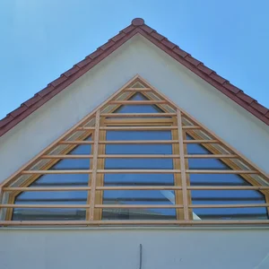 Text: Hölzerne Schiebeläden Hrovat