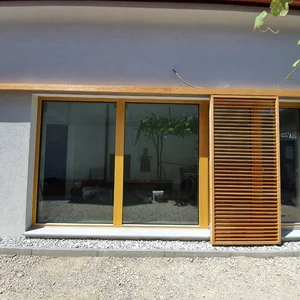 Text: Hölzerne Schiebeläden Hrovat