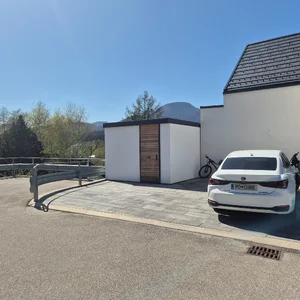 Vrtna lopa pred hi&scaron;o